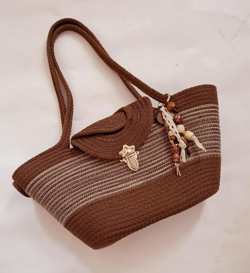 Le Cabas Gizeh marron à rayures taupes en corde de coton avec son charme amovible sur fond blanc.