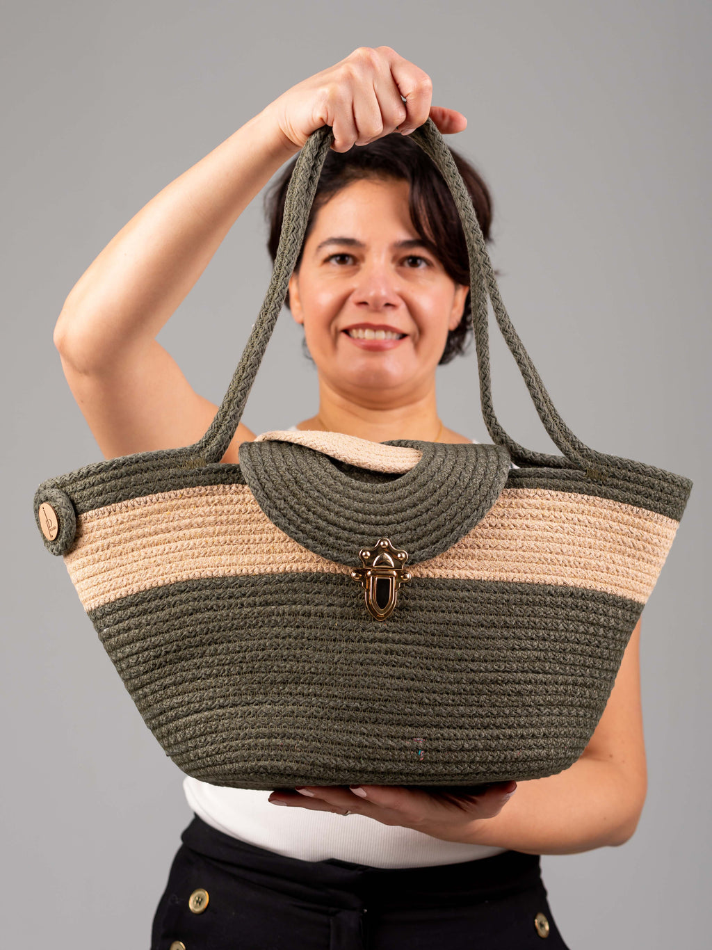 Sac Memphis vert et beige en corde de coton porté à la main montrant ses détails fait main