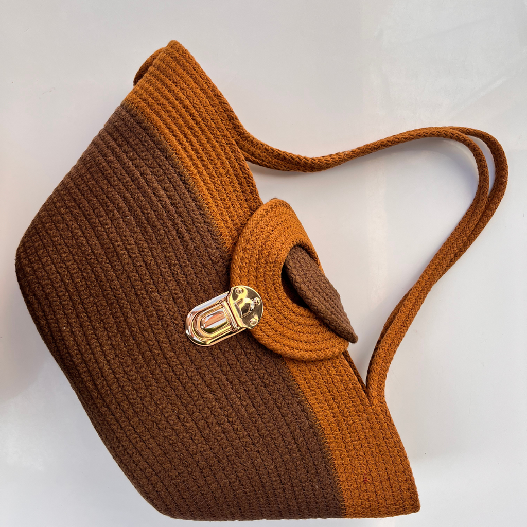 Sac cabas Philae Niléa en corde de coton tressée marron et terracotta, fermeture dorée, design artisanal égyptien.