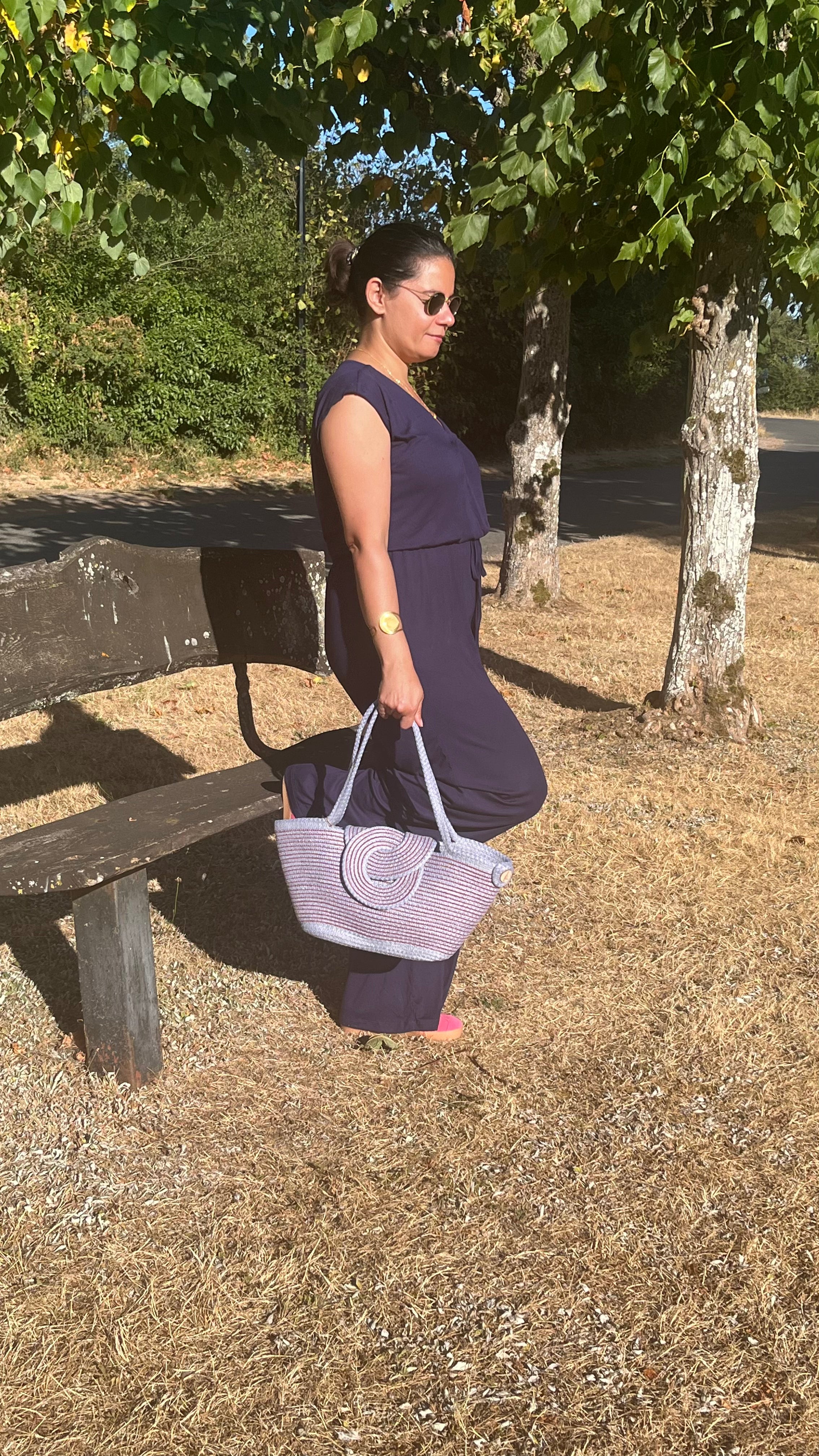 sac rosetta en corde de coton porté à la main dans un jardin