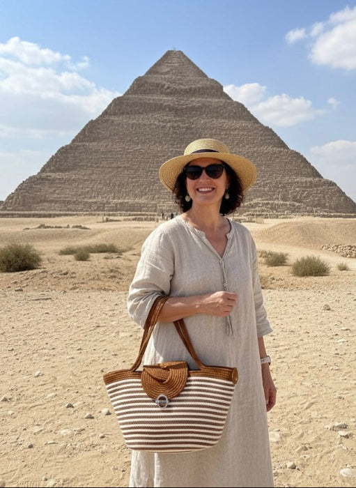 sac cabas saqqarah porté par une femme devant la pyramide à degrés