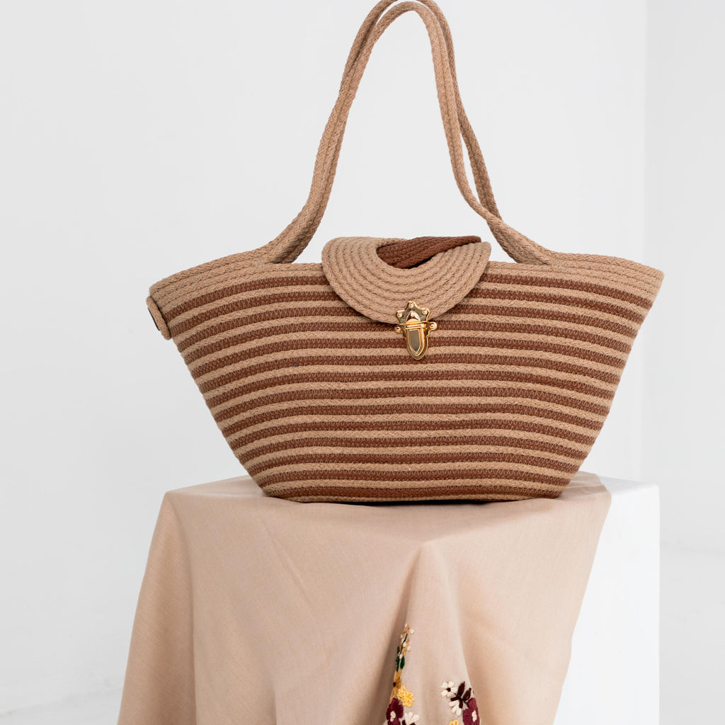 le sac Siwa Niléa en corde de coton posé sur l'écharpe Lana beige.