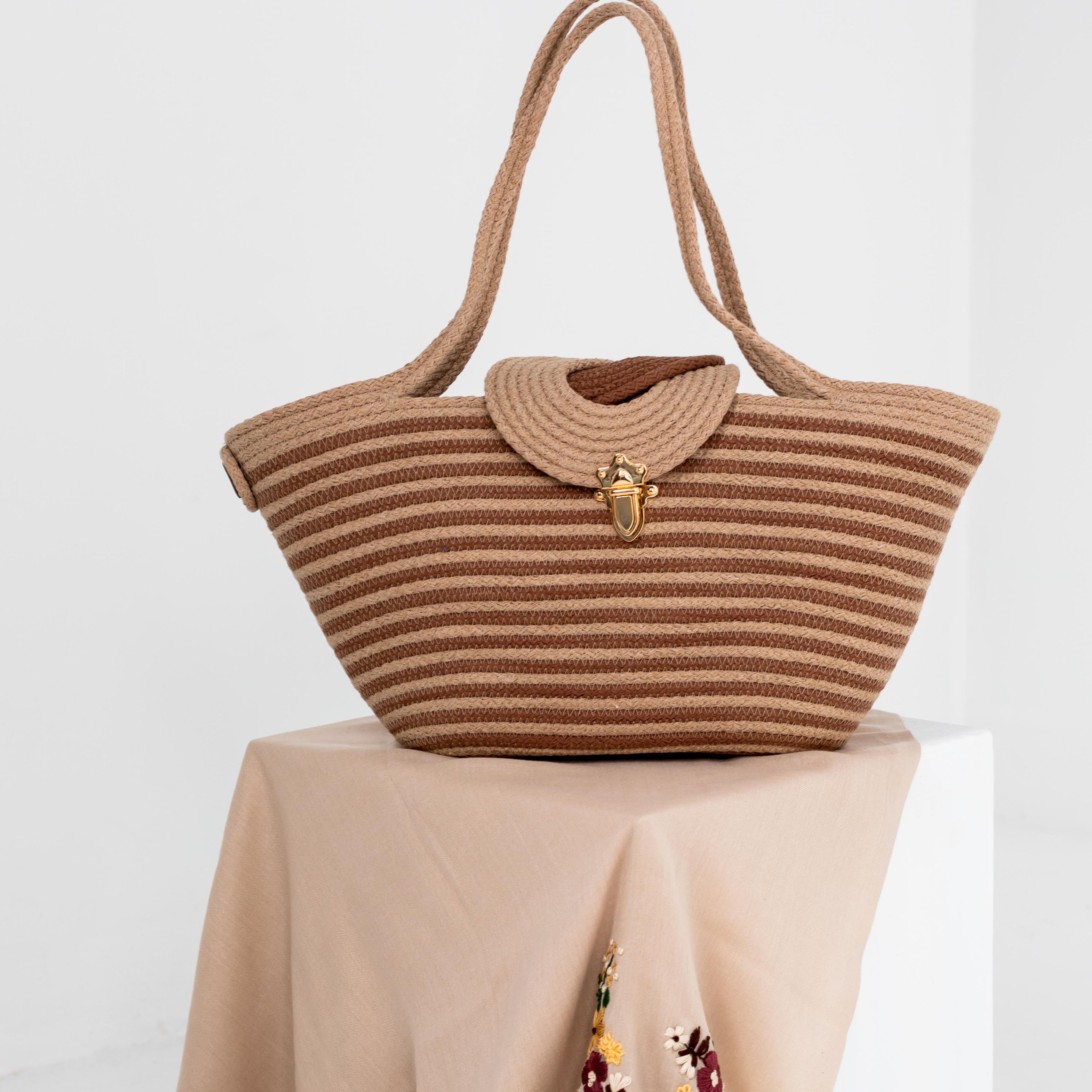 le sac Siwa Niléa en corde de coton posé sur l'écharpe Lana beige.