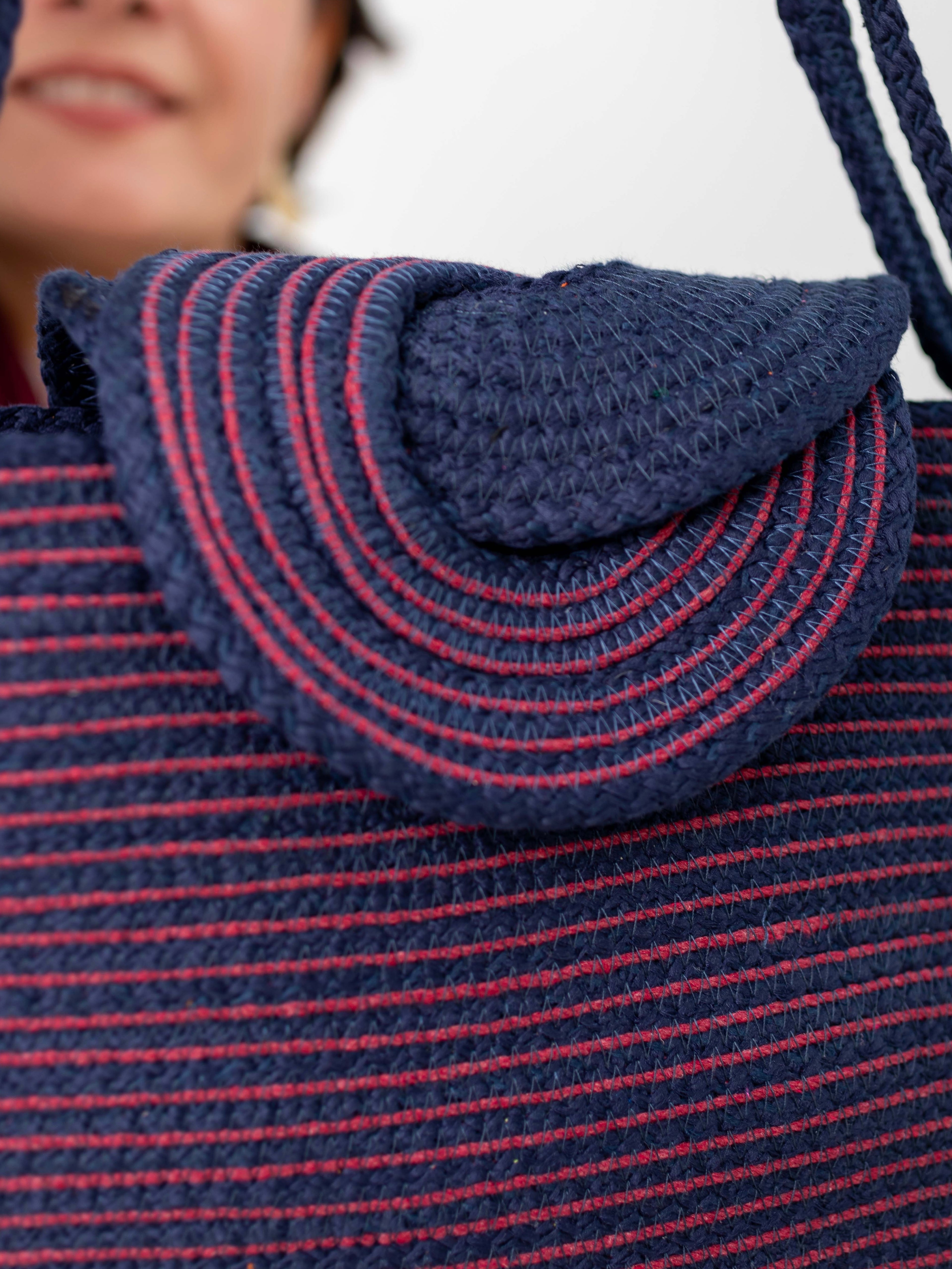 Zoom sur la fermeture du cabas Marsa bleu marine et rouge.