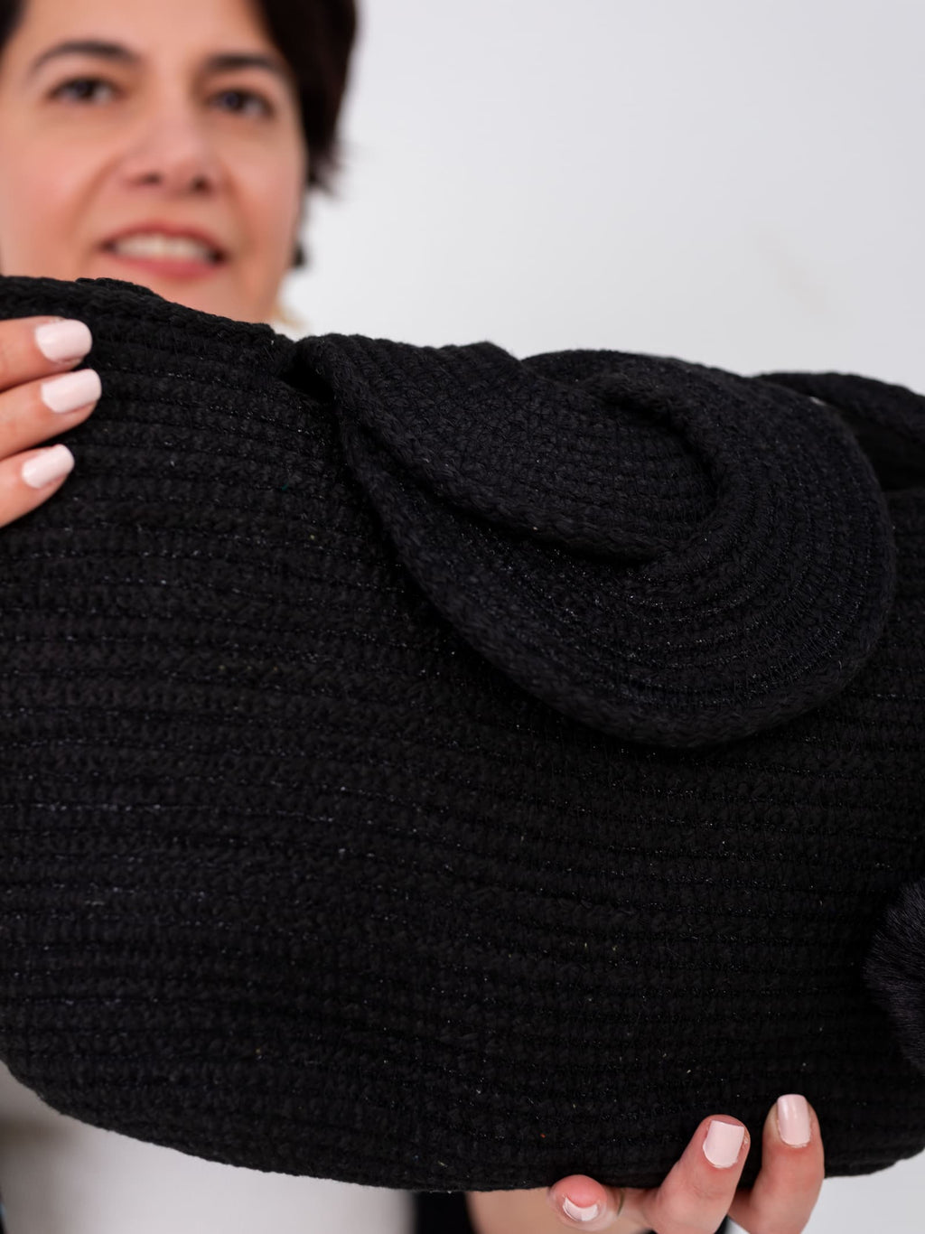 Gros plan sur la poignée du sac Nout, mettant en évidence le tressage de la corde de coton.