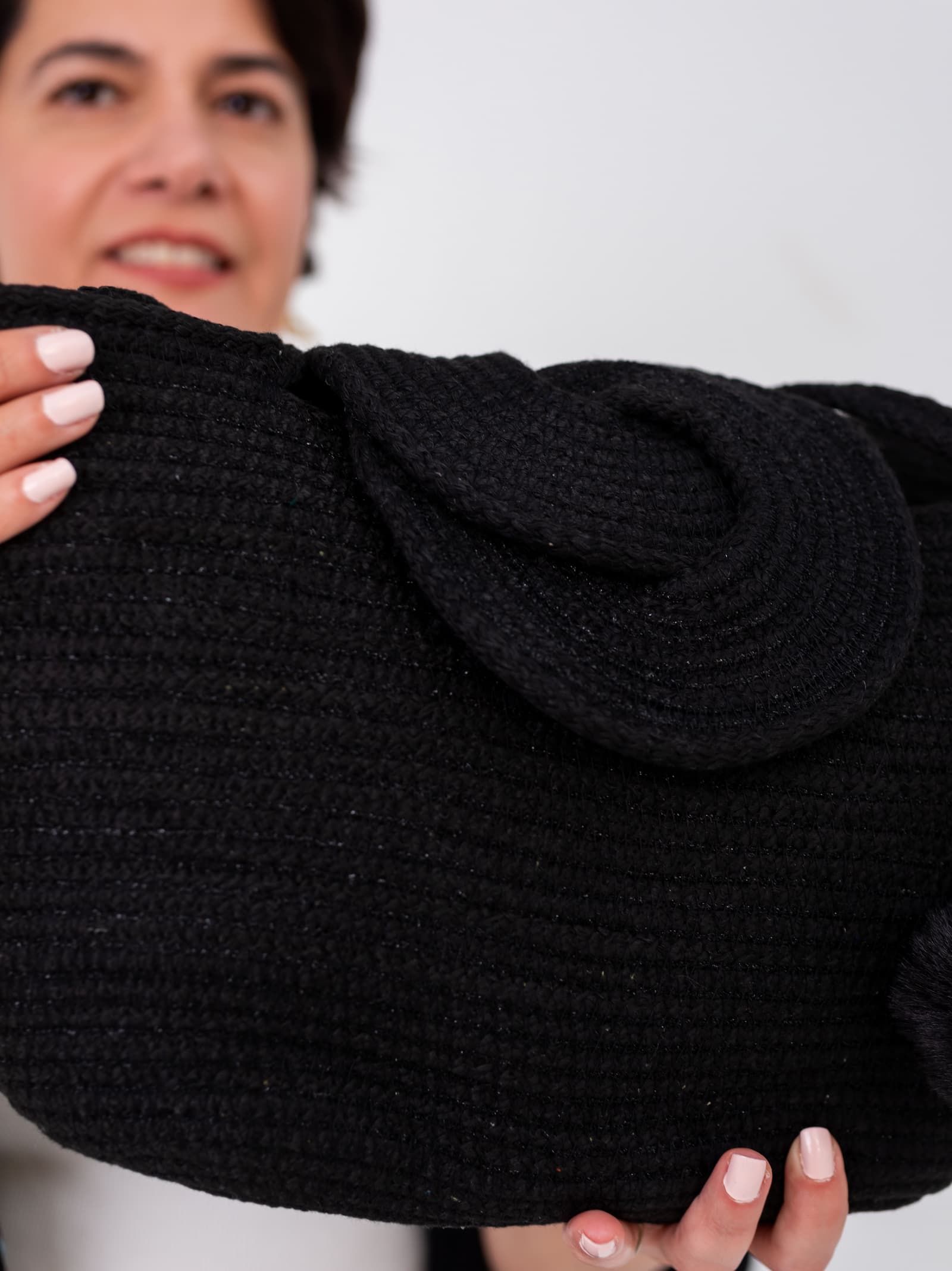 Gros plan sur la poignée du sac Nout, mettant en évidence le tressage de la corde de coton.