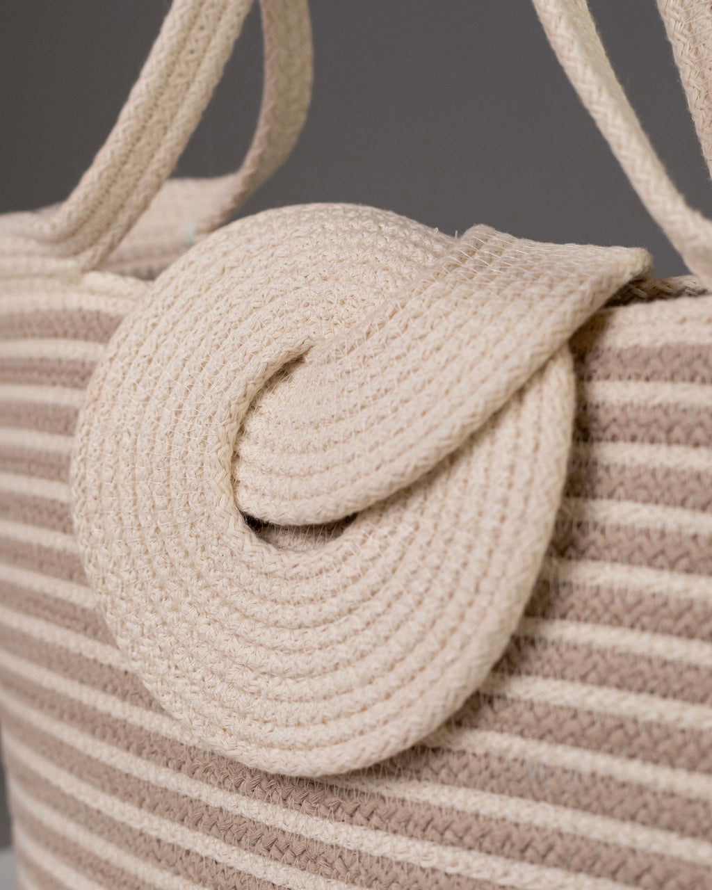 Gros plan sur le rabat sculptural en relief du sac cabas Dahab de Maison Niléa, montrant le détail minutieux du tressage artisanal en corde de coton égyptien blanc et beige.